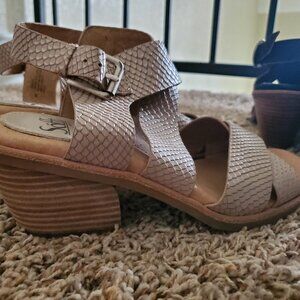 Sofft Size 9 Nude Ostrich Leather Heeled Sandals